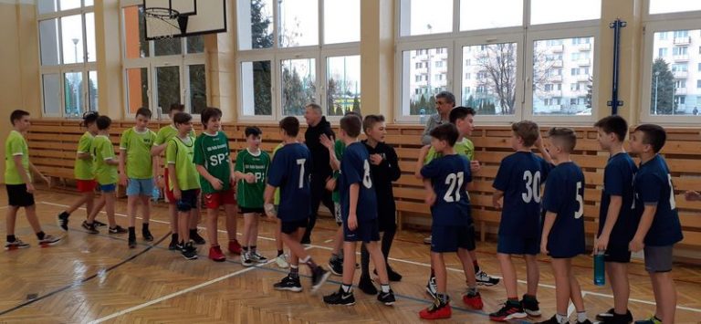 Read more about the article Rozgrywki w mini koszykówce chłopców