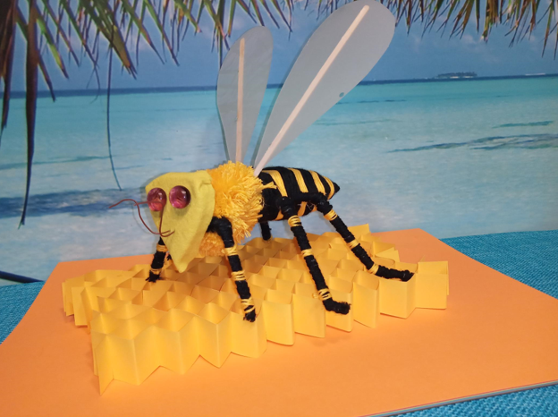 You are currently viewing Poznajemy kolorowy świat pszczół