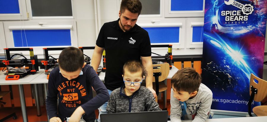 Read more about the article Mistrzowie Świata i pierwsza zawodowa drużyna robotyczna organizacji FIRST w Polsce zawitała do naszej szkoły!